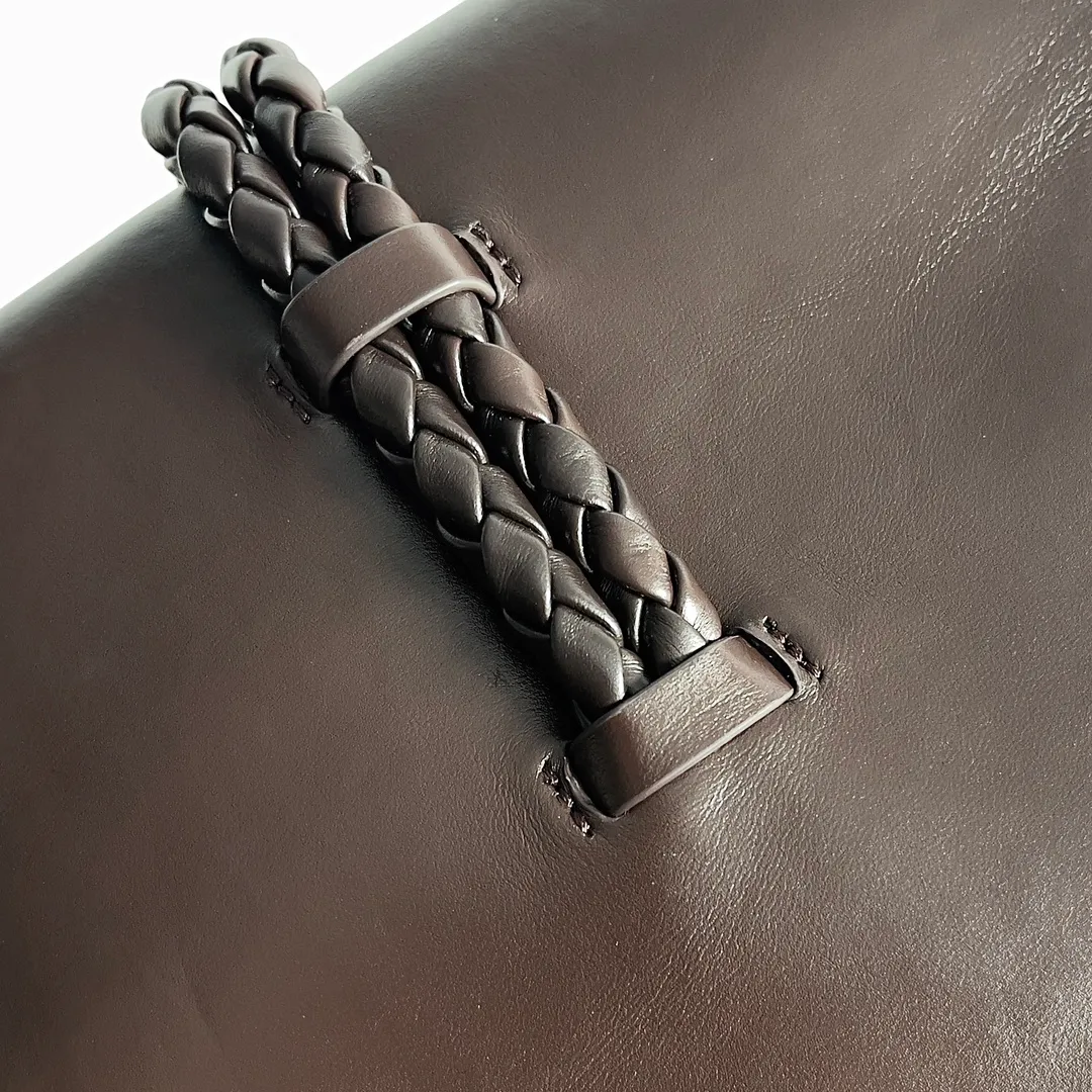 Batch 1680 Inspired by the 1970s, the Bottega Veneta women's logo shoulder bag has a smooth leather surface that brings a clean and handsome feel, just like the neatness and tenacity of a working woman. The front buckle is made of high-quality hardware pendant, the overall retro elegance, and the excellent leather feels soft. This Bottega Veneta series can be described as beautiful, weakening the complexity of the outfit, not competing for it, and only using the best quality to interpret itself. Style number: 806034 (large size) Size: 30*20*8cm
